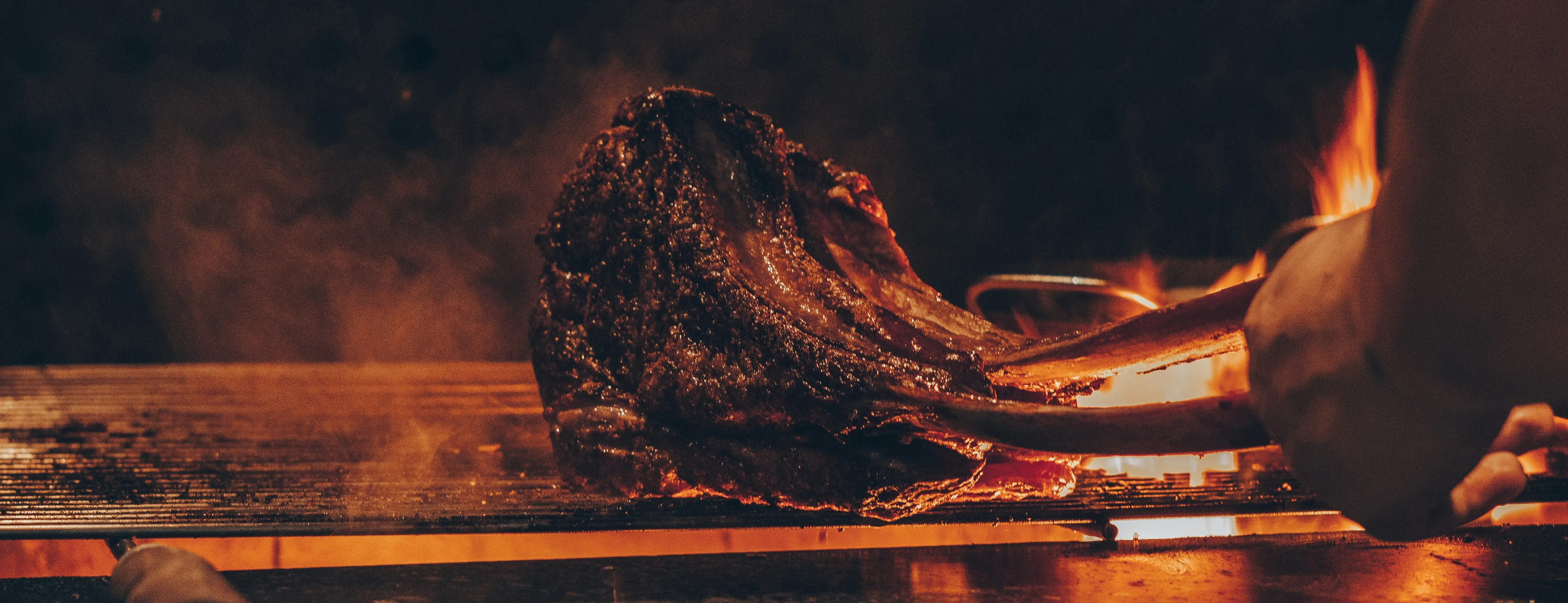Mixed cuts on the parrilla under flame